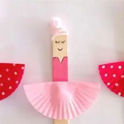 Figuras de ballet hechas con palitos de helado, perfectas para manualidades para niños fáciles y rápidas. ¡Creaciones adorables!