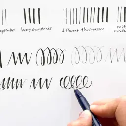 Práctica de **letra inglesa** con trazos ligeros, gruesos, de diferentes grosores y el más cómodo. Se muestran espirales y zigzags.