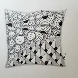 Un intrincado zentangle que es una obra de arte abstracta con patrones de espirales, círculos y formas geométricas en blanco y negro.